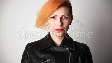 现代青年。 一位长相异常的严肃女人的平静肖像，她的头发是红色的，发型是有创意的，穿着皮革